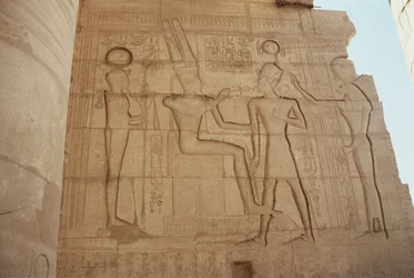 Reliëf dat de leeuwin-hoofdige godin Mut toont die Ramses II presenteert aan een gezeten Amon, die hem een ankh geeft, uit de Grote Hypostyle Hal, Nieuwe Koninkrijk