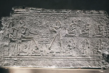 Reliëf van Ptahotep en Tauseret uit Saqqara, het paar ontvangt offers van hun oudste zoon Amenheb en andere kinderen