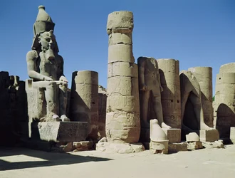 Zittend standbeeld van Ramses II in de Peristyle Hof
