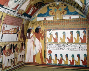 Sennedjem en zijn vrouw tegenover een naos met twaalf godheden, van de westmuur van het graf van Sennedjem, Het Werkersdorp, Nieuwe Rijk (muurschildering)