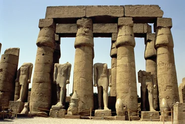 Standbeelden van Ramses II (1298-32 v.Chr.) en papyrusknopzuilen in de Peristyle Hof, Nieuwe Koninkrijk, c.1297-1185 v.Chr.