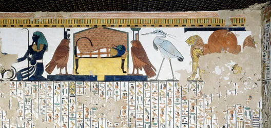 Bovenregister, leeuwen met symbool van Atum, god Bennu, symbool van ziel van Ra, mummie van Nefertari met twee valken, en genius van de Nijl, onderregister, hoofdstuk 17 van Boek van de Doden, fresco, Graf van Nefertari, Vallei der Koninginnen, Thebe. Nieu