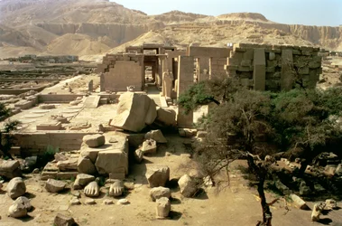 Uitzicht vanaf de top van de eerste pylon met het gevallen kolossus van Ramses II (1279-1213 v.Chr.) in de Eerste Hof, Nieuwe Koninkrijk