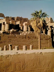 Muur van Ramses II en de Tempel van Tuthmosis