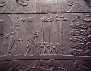 Het Narmer-palet: ceremonieel palet met koning Narmer, die de rode kroon van Neder-Egypte draagt en geboeide en onthoofde gevangenen inspecteert, gevonden in Hierakonpolis, vroegdynastieke periode, ca. 3000 v.Chr.