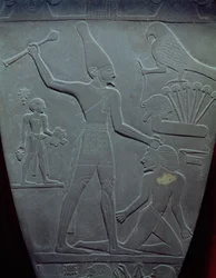 Het Narmerpalet: ceremonieel palet met koning Narmer, die de witte kroon van Opper-Egypte draagt en een gevangene slaat, gevonden in Hierakonpolis, vroegdynastieke periode, ca. 3000 v.Chr.