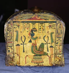 Detail van het voeteneinde van de buitenste kistbasis van de mummie van Nesyamun, mogelijk gevonden in Deir El-Bahri, Nieuwe Koninkrijk, ca. 1100 v.Chr.