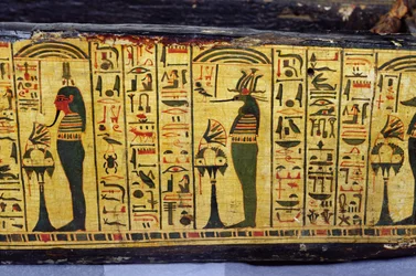 Detail van de buitenste kistbasis van de mummie van Nesyamun, mogelijk gevonden in Deir El-Bahri, Nieuwe Koninkrijk, circa 1100 v.Chr. (beschilderd hout)