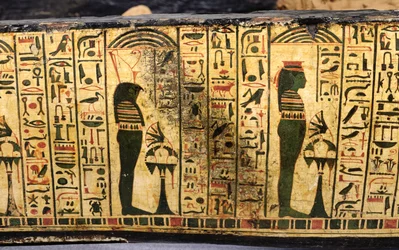 Detail van de buitenste kistbasis van de mummie van Nesyamun, mogelijk gevonden in Deir El-Bahri, Nieuwe Koninkrijk, circa 1100 v.Chr. (beschilderd hout)