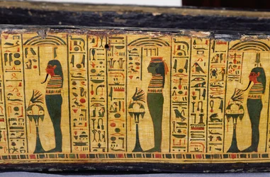 Detail van de buitenste kistbasis van de mummie van Nesyamun, mogelijk gevonden in Deir El-Bahri, Nieuwe Koninkrijk, circa 1100 v.Chr. (beschilderd hout)