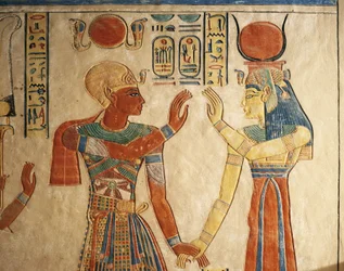 Egypte, Luxor, het oude Thebe, Dal der Koninginnen, graf van Amonherkhopeshaf, beschilderd reliëf met farao Ramses III voor Isis