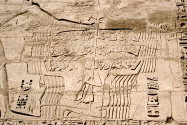 Egyptische oudheid: detail van de reliëfs van de eerste pyloon die de gevangenneming van strijders van de zeevolkeren, vijanden van Ramses III, voorstellen. Dodentempel van Ramses III (1187-1156 v.Chr.). Luxor, Medinet Habou, Egypte