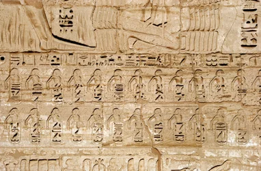 Egyptische oudheid: detail van de reliëfs van de eerste pyloon die de emblemen van de door farao Ramses III veroverde steden voorstellen. Dodentempel van Ramses III (1187-1156 v.Chr.). Luxor, Medinet Habou, Egypte