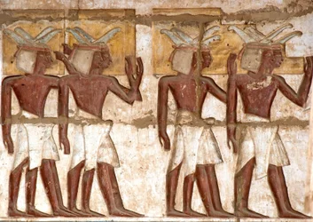 Egyptische oudheid: eerste hof, detail van geschilderde reliëfs die een groep Nubiërs voorstellen die offers brengen aan de farao. Dodentempel van Ramses III (1187-1156 v.Chr.). Luxor, Medinet Habou, Egypte