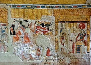 Egyptische oudheid: voorstelling van Shuroy en zijn vrouw die godheden aanbidden. Schilderij van het graf van Shuroy (TT13). 20e dynastie. 1190-1077 v.Chr. Necropolis van Dra Abu el-Naga, Westelijke oever van Luxor, Egypte