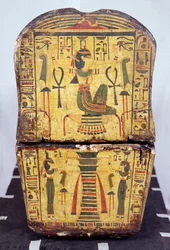 Eindaanzicht van de kist van de mummie van Nesyamun, mogelijk gevonden in Deir El-Bahri, Nieuwe Koninkrijk, ca. 1100 v.Chr.
