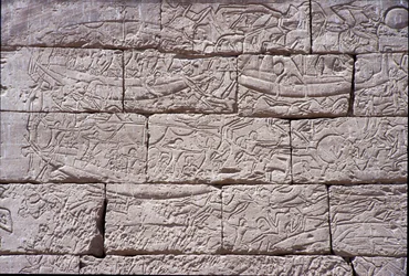 De Zeevolken, zeeslag van Ramses III, Medinet Habu, 1195-64 v.Chr., steen
