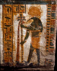 Egyptische oudheid: Thot, de god van de maan, in de vorm van een man met het hoofd van een ibis. decoratie van de antropoïde sarcofaag van de schrijver Butehamon, 21e dynastie (1085-935 v.Chr.). Museum van Egypte in Turijn (Torino, Museo Egizio)