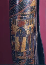 Detail van sarcofaag met Re-Harakhty met zonneschijf, houdend staf en zweep scepters, twee zonen van Horus staand achter, Derde Tussenperiode, 850-730 v.Chr. (detail)