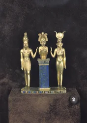 Osiris, Horus, Isis: de triade van Osorkon II, regering van Osorkon II, ca. 874-850 v.Chr.