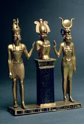Triade van Osorkon II: Osiris geflankeerd door Isis en Horus, Derde Tussenperiode, ca. 874-850 v.Chr. (goud en lapis lazuli)