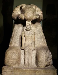 Standbeeld van Amon in de vorm van een ram die koning Taharqa beschermt, 690-664 v.Chr.