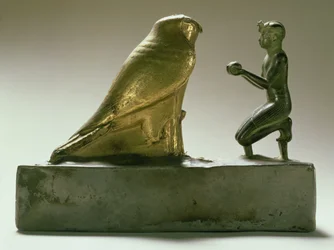 Standbeeld van koning Taharqa die de valkgod Hemen aanbidt