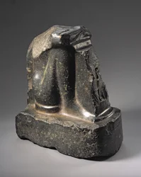 Fragment van een naofore standbeeld, Late Dynastieke Periode (basalt)