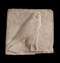 Plaquette met een valk, waarschijnlijk de god Horus, 26e Dynastie of Saïtische periode, 664-525 v.Chr. of later kalksteen