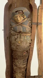Sarcophagus en gemummificeerd lichaam van Psametik I (664-610 v.Chr.) Late Periode