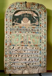 De godin Udjarenes aanbidt de zon, links de god Ra-Horakhty, rechts de god Aton, beschilderd hout. Egyptische beschaving, Late Periode, Dynastie XXVI