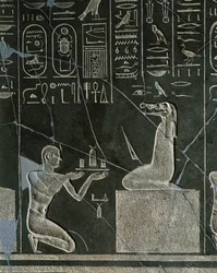 Dolerietreliëf van Nectanebo I, koning die een geschenk aanbiedt aan een krokodillenkop demon, uit Heliopolis bij de tempel van Atum