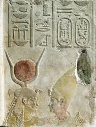Koning Nectanebo II (360-343 v.Chr.) verwelkomd door godin Isis, geschilderd kalkstenen reliëf