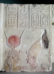 Nectanebo II (360-343 v.Chr.) omarmd door de godin Isis, fragment van een deur, Late Periode, ca. 358-341 v.Chr.