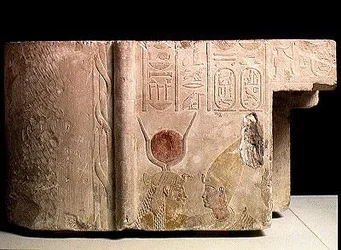 Nectanebo II omarmd door de godin Isis, fragment van een deur, Late Periode