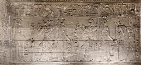 Reliëfs in het binnenste heiligdom, Philae tempel, Aswan, Egypte