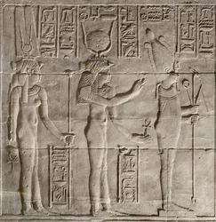 Reliëfs in het binnenheiligdom, Philae-tempel, Aswan, Egypte