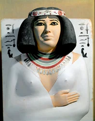Egyptische oudheid: Nofret, echtgenote van de hogepriester van Heliopolis en prins van Pe Rahotep. Detail van een beschilderd kalkstenen beeld. 4e dynastie. Uit de mastaba van Rahotep in Meidum. Egyptisch Museum, Caïro.