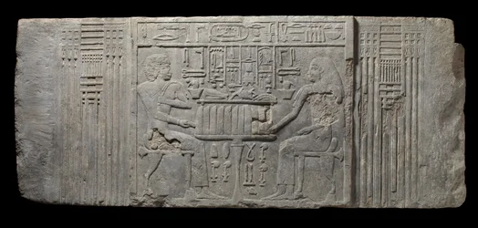 De priester Sheri en zijn vrouw Khenteyetka, met grafgiften, uit het graf van Sheri, Saqqara, Oude Koninkrijk