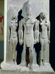 Triade van Menkaure (Mycerinus) met de godin Hathor en de godin van de Aphroditopolis nome, uit de Vallei Tempel van de Piramide van Menkaure in Gizeh, Oude Rijk, ca. 2529 v.Chr.