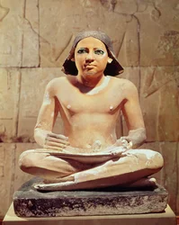 Schrijver zittend met gekruiste benen en een papyrusrol vasthoudend, uit Saqqara, Oude Rijk, ca. 2475 v.Chr.