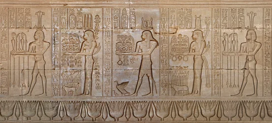 Egyptische oudheden: processie van godheden - Detail van de oostmuur van de tempel van de godin Hathor in Denderah, Egypte