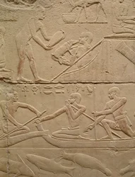 Reliëf van een man die een pasgeboren biggetje verzorgt en mannen in papyrusboten, uit de Mastaba van Kagemni, Oude Rijk