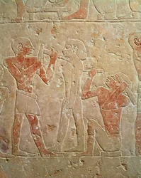 Reliëf dat twee beeldhouwers afbeeldt die een standbeeld bewerken, van de mastaba van Kaemrehu, Saqqara, Oude Rijk, c.2325 v.Chr.