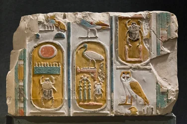 Gesneden muur met drie cartouches van koning Thutmosis I en III