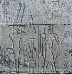 Egypte, Oud Thebe, Luxor, Karnak, reliëf van god Min en Philip III Arrhidaeus in de Grote Tempel van Amon