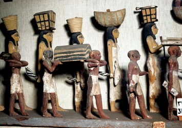 Egyptische oudheid: een gebeeldhouwde groep van beschilderd hout die dienaren voorstelt die offers brengen aan de overledene. Caïro, Egyptisch Museum