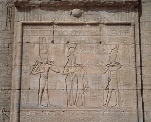 Egyptische oudheid: uitzicht op de lage reliëfs van de tempel van de godin Hathor in Denderah