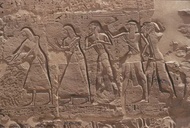 Reliëf van schrijver en gevangene in versterkte tempel van Ramses III in Medinet Habu