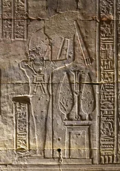 De Farao en zijn attributen, Tempel van Horus in Edfu